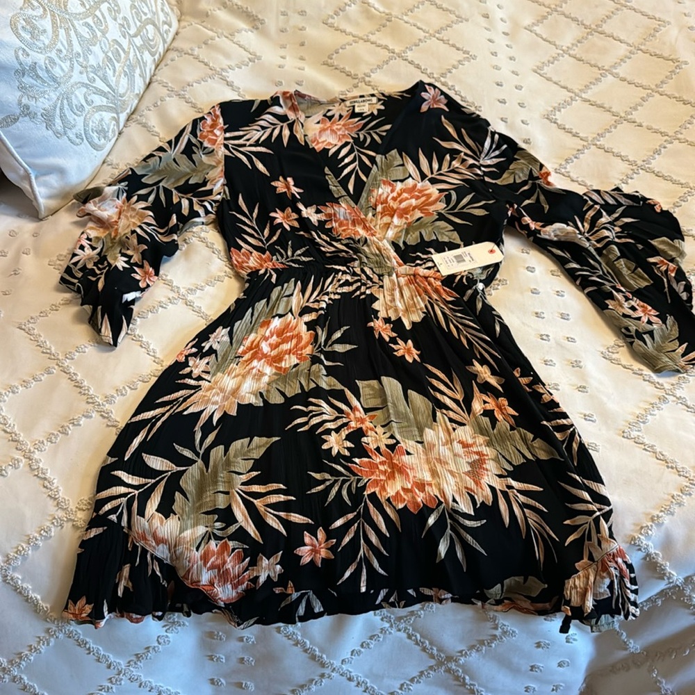 Billabong, black floral love light mini dress. Size large flow sleeves.